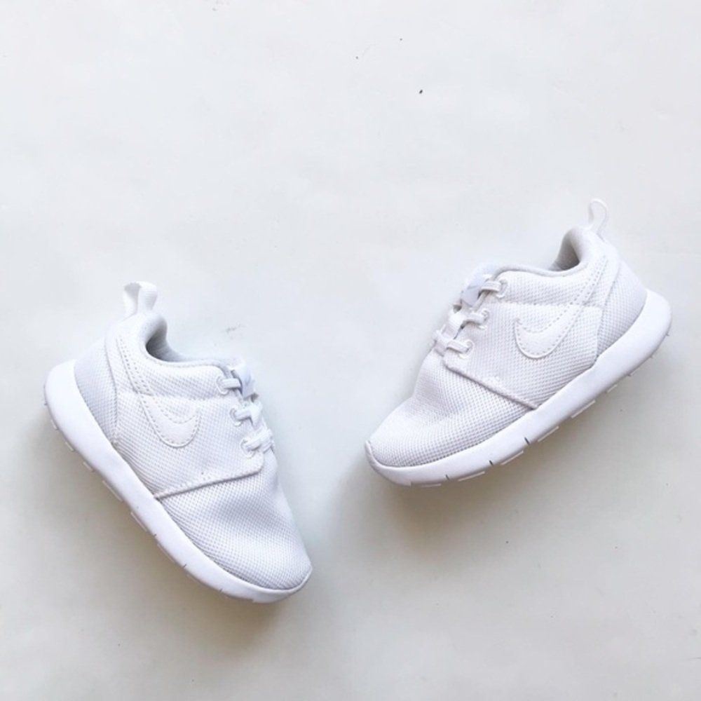 Nike white Roshe sneakers EUC size 8